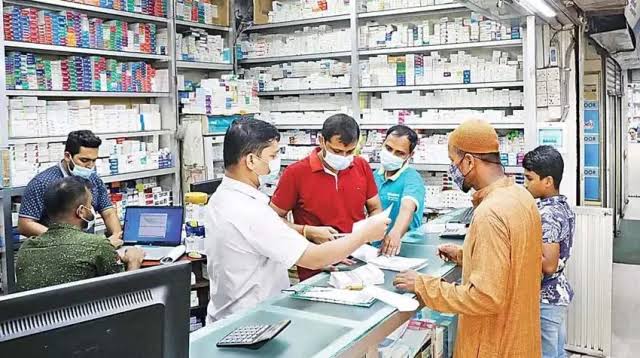 হাসপাতাল ছেড়ে ফার্মেসিতে কেন ঝুঁকছে মানুষ?