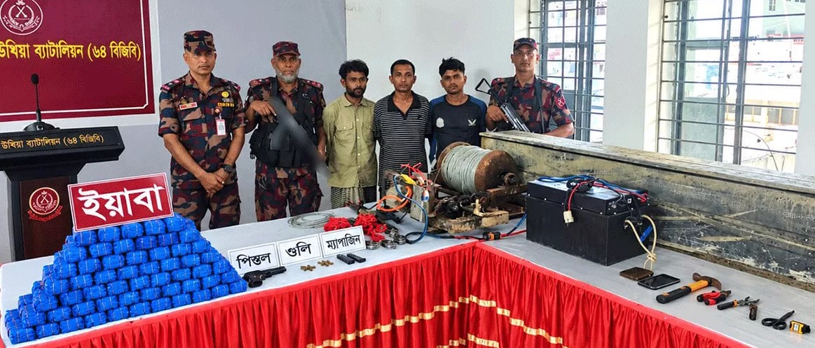 নদীর তলদেশে ‘কাঠের সাবমেরিনে’ চলছিল ইয়াবা পাচার!