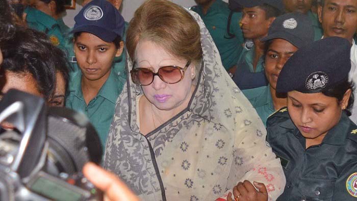 বুধবার (২৫ মার্চ) আড়াইটার দিকে বিএসএমএমইউতে কারা কর্মকর্তা চিঠি নিয়ে যান। বিষয়টি বাংলানিউজে নিশ্চিত করেন বিএসএমএমইউর উপাচার্য (ভিসি) কনক কান্তি বড়ুয়া। তিনি বলেন, কারা কর্মকর্তাসহ হাসপাতালের পরিচালক খালেদা জিয়ার কেবিনের সামনে অবস্থান করছেন। তার মুক্তির জন্য আনুষ্ঠানিক সব কাজ শেষ করেছেন
