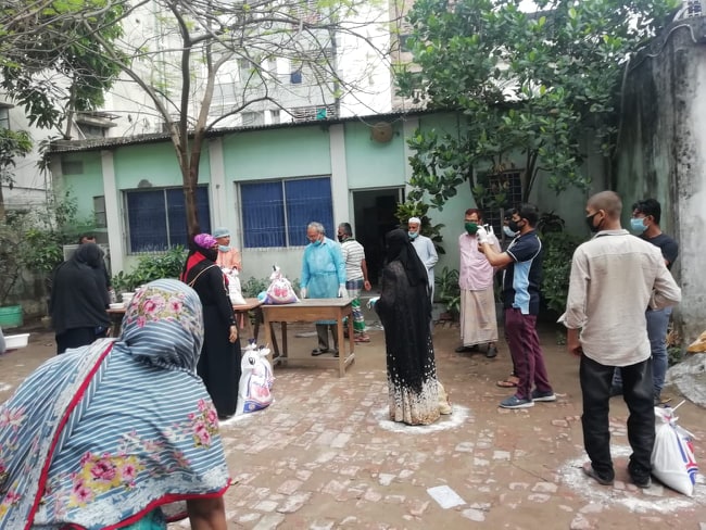 বাংলাদেশে করোনাভাইরাস প্রতিরোধে সরকার আগাম প্রস্তুতি না নেয়ার কারণে দেশে করোনা সংক্রমিত রোগী ও মৃত্যুর সংখ্যা বৃদ্ধি পাচ্ছে বলে মন্তব্য করেছেন বিএনপির সিনিয়র যুগ্ম মহাসচিব রুহুল কবির রিজভী। তিনি বলেন, আজকে করোনার কারণে সারাদেশে খাবারের জন্য হাহাকার চলছে। কর্মহীন মানুষ খাবার খুঁজছে। তারা খাবারের জন্য ছোটাছুটি করছেন। দেশে দুর্ভিক্ষের অবস্থা বিরাজ করছে। এই দু:সময়ে বিএনপি নেতাকর্মীরা পকেটের টাকায় ত্রাণ দিচ্ছে আর সরকারি দলের মেম্বার চেয়ারম্যান ত্রানের চাল ডাল তেল চুরি করছে। শুক্রবার সকালে মোহাম্মদপুরে দু:স্থ ও গরিব মানুষের মাঝে বিভিন্ন খাদ্যসামগ্রী বিতরণ ও রান্না করা খাবার বিতরণ করার সময় প্রধান অতিথির বক্তব্যে তিনি এসব কথা বলেন। বিএনপির জাতীয় নির্বাহী কমিটির সদস্য মাহবুবুল ইসলামের উদ্যোগে খাদ্য সামগ্রী বিতরণের আয়োজন করা হয়। Ad by Valueimpression রুহুল কবির রিজভী সরকারের সমালোচনা করে বলেন, আজকে বাংলাদেশ সহ গোটা বিশ্বে করোনাভাইরাস বিপর্যয় নামিয়ে দিয়েছে। মানুষের মাঝে আতংক ছড়িয়ে পড়েছে। কিন্তু বাংলাদেশে করোনা মোকাবিলায় যে ধরনের আগাম প্রস্তুতি নেয়া দরকার ছিলো সেটা বর্তমান সরকার করেনি। অন্যদিকে ভিয়েতনাম, ভূটান সহ অনেক দেশ আছে যারা যথাযথ পদক্ষেপ গ্রহণ করেছিল বলে সেসব দেশে করোনা সংক্রমণ ও মৃত্যুর সংখ্যা কম। ফলে বাংলাদেশে প্রস্তুতি না থাকায় করোনা আক্রান্ত রোগী ও মৃত্যুর সংখ্যা বৃদ্ধি পাচ্ছে। তিনি বলেন, সারাদেশে কর্মহীন মানুষ খাবার পাচ্ছেনা। সারাদেশে খাবারের হাহাকার চলছে। দেশে দুর্ভিক্ষের অবস্থা বিরাজ করছে। কিন্তু আমরা কি দেখছি নিম্নআয়ের মানুষ যারা দিন আনে দিন খায় তারা খাবার সংগ্রহ করতে পারছে না। তারা ক্ষুধার জ্বালায় হাহাকার করছে। ভয়ঙ্কর পরিস্থিতির মধ্যে পতিত হয়েছে। এই পরিস্থিতির মধ্যে সাধারণ জনগণ সরকারি ত্রাণ পাচ্ছে না। বরং ত্রাণের চাল তেল ডাল পাওয়া যাচ্ছে আওয়ামী লীগের মেম্বার চেয়ারম্যানের বাড়িতে। হাজার হাজার বস্তা চাল পাওয়া যাচ্ছে তাদের বাসায়। মহামারীর মধ্যে শুরু হয়েছে চাল ডাল চোরদের উৎসব। এটাই কি গরিব মানুষকে সহায়তা করা। এটাই কি দুর্যোগ মোকাবিলা করা? রিজভী বলেন, মহামারীর মধ্যেও বিএনপি, ছাত্রদল, স্বেচ্ছাসেবক দল, যুবদল, মহিলা দল, সব অংগ সংগঠনের নেতাকর্মীরা গরিব মানুষের পাশে দাঁড়িয়েছেন। কিন্তু সরকারের তা সহ্য হয় না। বিএনপির নেতাকর্মীদের উপর হামলা করা হচ্ছে মিথ্যা মামলা দিয়ে গ্রেফতার করা হচ্ছে। এদিকে সরকারি দলের লোকেরা ত্রাণ চুরি করছে। আর বিএনপির লোকেরা পকেটের টাকায় ত্রাণ দিচ্ছে। এজন্য সরকার জুলুমের পথ বেছে নিয়েছে। মিথ্যা মামলা দিয়ে গ্রেফতার করছে। তারা যতই গ্রেপ্তার করুক আমরা এই মহামারীতে মানুষের পাশে আছি এবং থাকব। সামনে রমজান মাসেও গরিব মানুষের পাশে দাঁড়ানো অব্যাহত থাকবে ইনশাআল্লাহ।