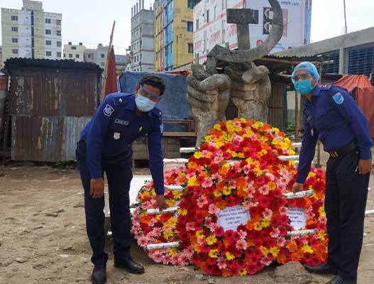 রানা প্লাজার নিহত শ্রমিকদের পুলিশের শ্রদ্ধা
