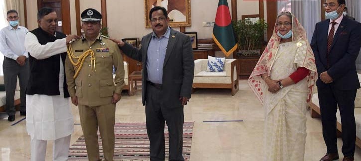 ব্যাজ পরানো হয়েছে