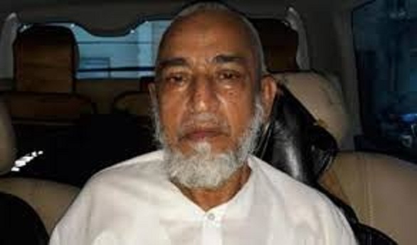 জন্মভিটা হলেও জাতির জনক বঙ্গবন্ধু শেখ মুজিবুর রহমানের অন্যতম আত্মস্বীকৃত খুনি ক্যাপ্টেন (বরখাস্ত) আবদুল মজিদের মরদেহ ভোলার মাটিতে দাফন করতে স্থানীয়দের বাধা ও আপত্তির মুখে শেষ পর্যন্ত শ্বশুরবাড়ি নারায়ণগঞ্জের সোনারগাঁওয়ে দাফন করা হলো তাকে। শনিবার (১১ এপ্রিল) রাত ১২টা ১ মিনিটে আবদুল মাজেদের ফাঁসির কার্যকর করা হয়। কিন্তু কোথায় দাফন হবে এ নিয়ে সিদ্ধান্ত নেয়ার পর রাত আড়াইটার দিকে তার মরদেহ হস্তান্তর করা হয় পরিবারের সদস্যদের কাছে। রাত সোয়া ৩টার পর আবদুল মাজেদের চাচা শ্বশুরের তত্ত্বাবধানে পরিবারের সদস্যরা কেরাণীগঞ্জ কেন্দ্রীয় কারাগার থেকে তার মরদেহ নিয়ে রওনা হন নারায়ণগঞ্জের পথে। মাজেদের মরদেহ কেন্দ্রীয় কারাগার থেকে বের করতেই সেখানে উপস্থিত জনতা তার উদ্দেশ্যে জুতা ও ঝাড়ু ছুড়তে শুরু করেন। আবদুল মাজেদের পরিবারের সদস্যরা জানিয়েছিলেন, নিজ বাড়ি ভোলায় নিয়ে দাফন করা হবে আবদুল মাজেদকে। কারা কর্তৃপক্ষও তেমনটিই জানতেন। তবে ভোলার স্থানীয় জনগণ বঙ্গবন্ধুর খুনির মরদেহ তাদের মাটিতে দাফন করতে না দেয়ার বিষয়ে অনড় অবস্থান নেন। বিষয়টি কারা কর্তৃপক্ষকে জানানো হয়। মাজেদের পরিবারও বিষয়টি জানতে পারেন। ফলে তার মরদেহটি ভোলায় নেয়া না নেয়া নিয়ে অনিশ্চয়তা তৈরি হয়। ফাঁসি কার্যকরের প্রায় তিন ঘণ্টা পর সিদ্ধান্ত হয়, নারায়ণগঞ্জের সোনারগাঁওয়ে দাফন করা হবে আবদুল মাজেদকে। জেল সুপার মাহবুবুল ইসলাম ব্রেকিংনিউজকে বলেন, ‘ফাঁসি কার্যকরের পর কিছু আনুষ্ঠানিকতা থাকে। সে আনুষ্ঠানিকতা শেষ করে আবদুল মাজেদের পরিবারের কাছে তার লাশ হস্তান্তর করা হয়। তবে লাশ দাফনে স্থানীয়দের কঠোর আপত্তি থাকায় ভোলার প্রশাসন কোনও ধরনের ঝুঁকি নিতে রাজি হয়নি। সে কারণে সিদ্ধান্ত নিতে দেরি হয়েছে। পরে সিদ্ধান্ত হয়েছে, মাজেদের লাশ শশুরবাড়ি সোনারগাঁওয়ে দাফন করা হয়।’