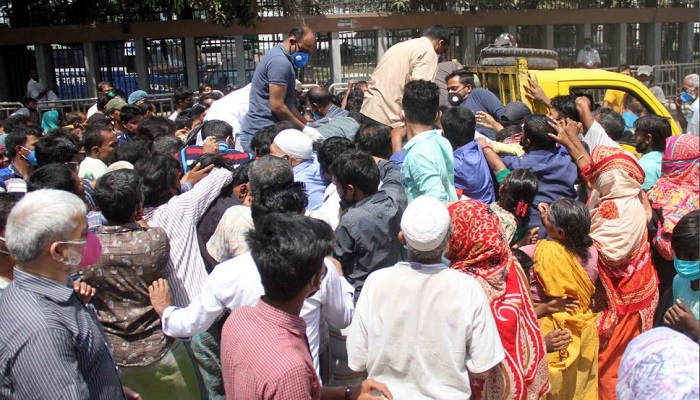 করোনা ভাইরাস মোকাবিলায় অনেকেই অসহায়-দরিদ্রদের সাহায্য-সহযোগিতা করছেন। এর ফলে অনেক ক্ষেত্রেই সামাজিক দূরত্ব বজায় থাকছে না। তাই এখন থেকে কেউ ব্যক্তিগতভাবে কাউকে নিত্য প্রয়োজনীয় সেবা ও সাহায্য দিতে চাইলে পুলিশকে অবহিত করতে হবে। বৃহস্পতিবার (২ এপ্রিল) সন্ধ্যায় এক সংবাদ বিজ্ঞপ্তিতে এ তথ্য জানান পুলিশ সদর দপ্তরের সহকারী মহাপরিদর্শক (এআইজি-মিডিয়া) সোহেল রানা। বিজ্ঞপ্তিতে বলা হয়, বর্তমান করোনা পরিস্থিতিতে নিত্য প্রয়োজনীয় সেবা ও সাহায্য নিয়ে সাধারণ মানুষের পাশে দাঁড়াচ্ছেন অনেকেই। দাঁড়াচ্ছে সেবাধর্মী অনেক প্রতিষ্ঠানও। খাদ্য ও সেবা বিতরণ করতে গিয়ে অনেক ক্ষেত্রেই লোক সমাগমের সুযোগ সৃষ্টি হচ্ছে এবং সোশ্যাল ডিসটেন্সিং এর নির্দেশনা যথাযথভাবে প্রতিপালন করা হচ্ছে না যা বর্তমান প্রেক্ষিতে অত্যন্ত ঝুঁকিপূর্ণ। তাই যেকোনো প্রকার ত্রাণ ও সেবা বিতরণমূলক কাজের ক্ষেত্রে আগেভাগেই প্রশাসন ও পুলিশকে অবগত করে প্রয়োজনীয় সহযোগিতা নিতে সংশ্লিষ্ট সকলকে অনুরোধ করা হচ্ছে। সামাজিক দূরত্ব বজায় রাখতে এই উদ্যোগ নেয়া হয়েছে।