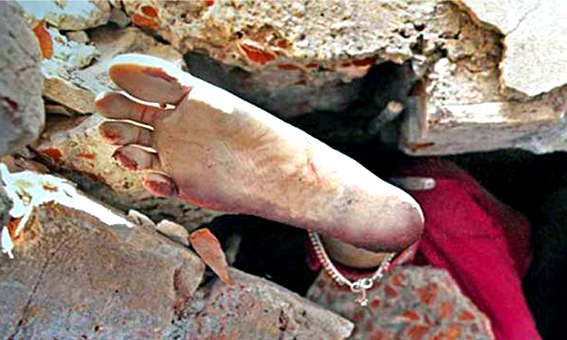 রানা প্লাজার নিহত শ্রমিকদের পুলিশের শ্রদ্ধা