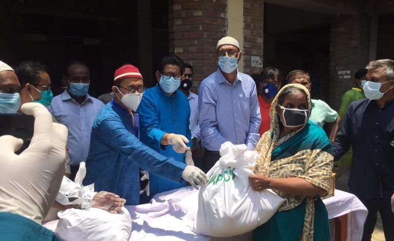 ৫০০ অসহায় পরিবারের মধ্যে খাদ্য সহায়তা প্রদান করেছে বাংলাদেশ আওয়ামী স্বেচ্ছাসেবক লীগ