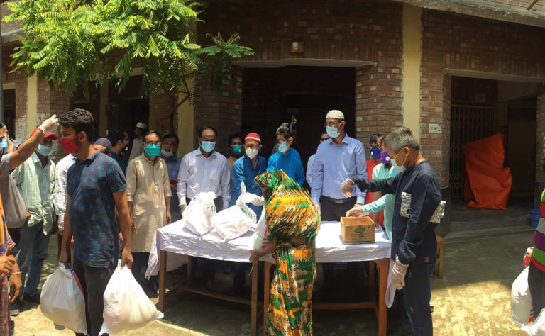 ৫০০ অসহায় পরিবারের মধ্যে খাদ্য সহায়তা প্রদান করেছে বাংলাদেশ আওয়ামী স্বেচ্ছাসেবক লীগ