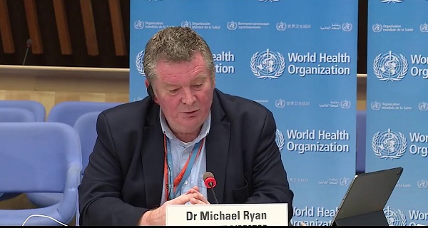 যুক্তরাষ্ট্র বরাবরই করোনা ভাইরাস নিয়ে চীনের বিরুদ্ধে অভিযোগ করে আসছে। মার্কিন প্রেসিডেন্টের পর দেশটির পররাষ্ট্রমন্ত্রী মাইক পম্পেও একই দাবি করেছেন। তাদের দাবি- চীনের ল্যাব থেকে এই ভাইরাসটি ছড়িয়ে দেয়া হয়েছে। তবে এই অভিযোগ বরাবরও নাকোচ করে দিয়েছেন বিশ্ব স্বাস্থ্য সংস্থা (ডব্লিউএইচও)। জাতিসংঘের এই বিশেষ সংস্থাটির দাবি- ‘যুক্তরাষ্ট্রের অভিযোগ অনুমান নির্ভর।’ চীনের গবেষণাগারে ভাইরাসটির উৎপত্তি হওয়ার কোনও প্রমাণ নেই। আর থাকলে তা সরবরাহের আহ্বান জানিয়েছেন ডব্লিউএইচও’র শীর্ষ জরুরি পরিস্থিতি বিষয়ক বিশেষজ্ঞ ডা. মাইক রায়ান। স্থানীয় সময় সোমবার (৪ মে) সুইজারলেন্টের জেনেভা থেকে এক অনলাইন সংবাদ সম্মেলনে তিনি এই আহ্বান জানান। ডা. মাইক রায়ান বলেন, ‘করোনা ভাইরাসের উৎপত্তি নিয়ে আমরা যুক্তরাষ্ট্রের কাছ থেকে কোনও তথ্যনির্ভর প্রমাণ পাইনি। সুতরাং আমাদের দিক থেকে এই দাবি অনুমান নির্ভর। ‘প্রমাণ নির্ভর সংস্থা’ হিসেবে ডব্লিউএইচও ভাইরাসটির উৎপত্তি নিয়ে যেকোনও তথ্য পেতে আগ্রহী।’ ভবিষ্যতে নিয়ন্ত্রণের ক্ষেত্রে তা গুরুত্বপূর্ণ হবে বলেও মন্তব্য করেন তিনি। রায়ান বলেন, ‘ফলে সেই তথ্য ও প্রমাণ যদি থেকে থাকে তাহলে যুক্তরাষ্ট্র সরকারকেই সিদ্ধান্ত নিতে কবে এবং কোথায় তা দেখানো হবে।’ চীনা বিজ্ঞানীদের সঙ্গে এ সংক্রান্ত তথ্য বিনিময়ের ক্ষেত্রে রাজনীতি নয়, বিজ্ঞানকেই গুরুত্ব দেওয়া হবে। আগ্রাসী হয়ে কোনও ভুল পদক্ষেপ নেওয়া হবে না বলেও জানান তিনি। বিজ্ঞানীরা ধারণা করছেন, প্রাণঘাতী এই ভাইরাস প্রাণী থেকে মানুষের শরীরে প্রবেশ করেছে। গত বছর চীনের উহানের একটি মাংসের বাজার থেকে তা ছড়াতে পারে বলে ধারণা করা হচ্ছে।