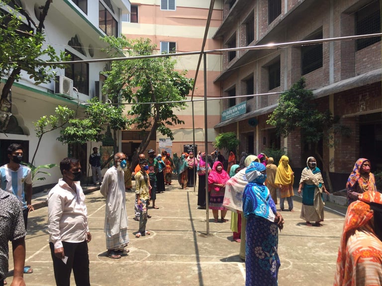 ৫০০ অসহায় পরিবারের মধ্যে খাদ্য সহায়তা প্রদান করেছে বাংলাদেশ আওয়ামী স্বেচ্ছাসেবক লীগ
