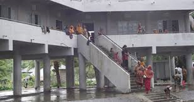 আম্পানের পর আশ্রয়কেন্দ্র থেকে বাড়ি ফিরছে মানুষ