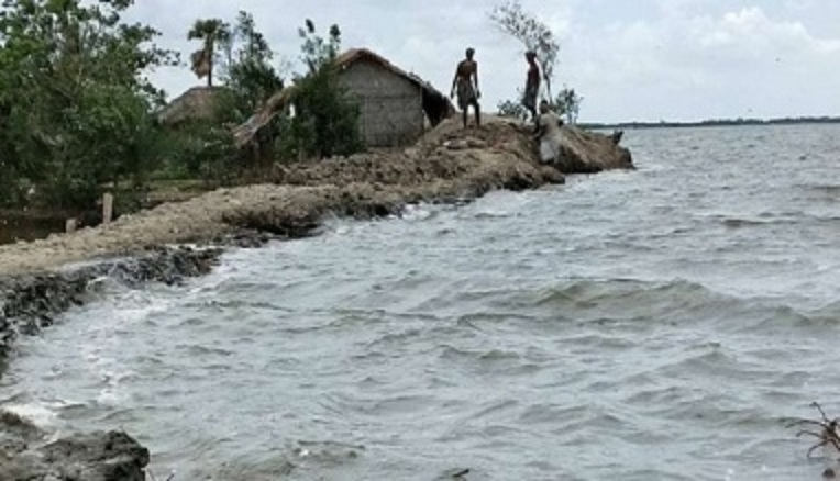 কয়রায় ৫ জায়গায় নদী ভাঙ্গন, ভেঙ্গেছে 