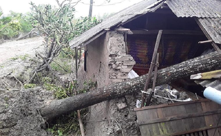 কয়রায় ৫ জায়গায় নদী ভাঙ্গন, ভেঙ্গেছে কয়েকশত ঘরবাড়ি
