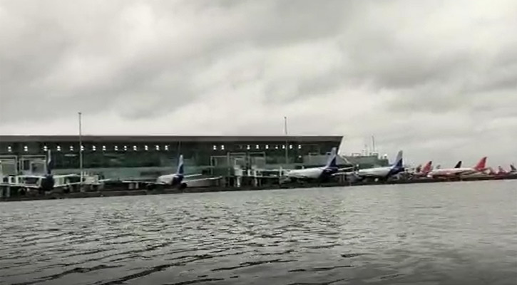 আম্পানের প্রভাবে কলকাতা বিমানবন্দর এখন নদীবন্দর !