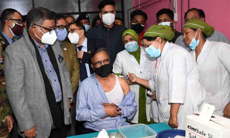 করোনার টিকা নিলেন সংস্কৃতি প্রতিমন্ত্রী
