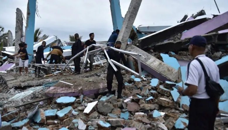 ইন্দোনেশিয়ায় ভয়াবহ ভূমিকম্প, ধ্বংসস্তূপের নিচে সমাধিস্থ বহু মানুষ