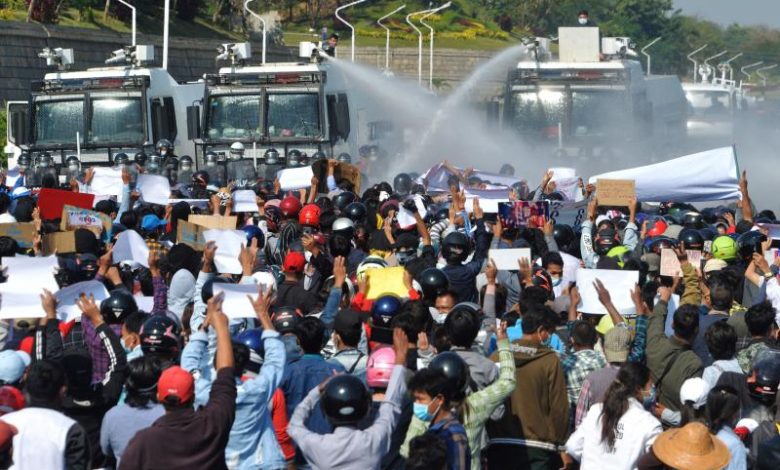 মিয়ানমারের আন্দোলনকারীদের ওপর রাবার বুলেট নিক্ষেপ