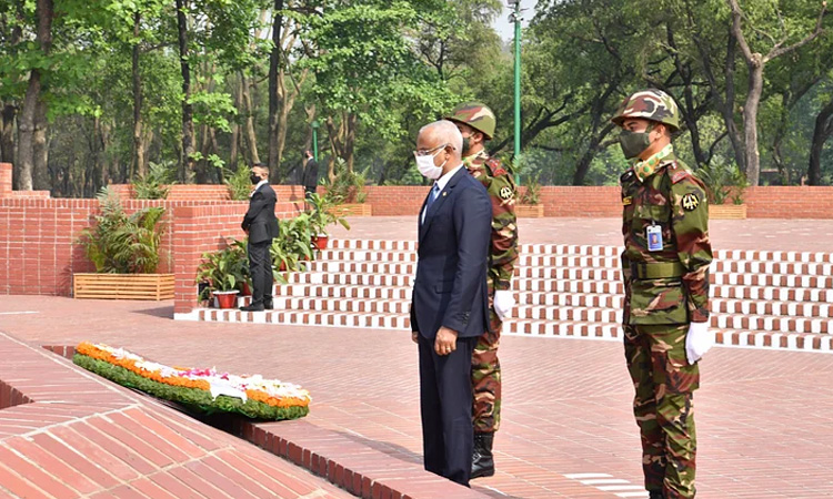 জাতীয় স্মৃতিসৌধে শ্রদ্ধা জানিয়েছেন মালদ্বীপের প্রেসিডেন্ট