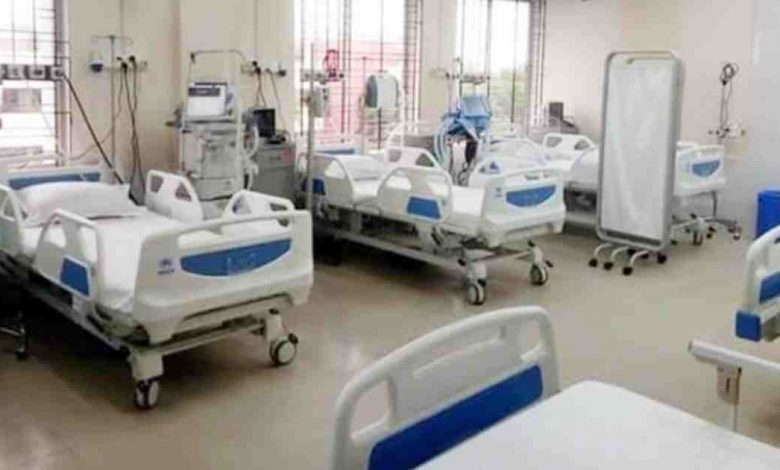 বাসস দেশ-২৬ : দেশের কোভিড হাসপাতালে ৮৩৩৫ জেনারেল বেড ও ৪৫৯ আইসিইউ বেড খালি 12 বাসস দেশ-২৬ আইসিইউ-বেড-খালি দেশের কোভিড হাসপাতালে ৮৩৩৫ জেনারেল বেড ও ৪৫৯ আইসিইউ বেড খালি ঢাকা, ৩০ এপ্রিল, ২০২১ (বাসস) : করোনাকালীন সময়ে দেশের ৮ বিভাগের হাসপাতালগুলির মধ্য থেকে এই মুহুর্তে মোট ৮৩৩৫ টি কোভিড জেনারেল বেড এবং ৪৫৯ টি কোভিড আইসিইউ বেড খালি হয়েছে। হাসপাতালগুলি থেকে প্রাপ্ত তথ্য অনুযায়ী, দেশের ৮ বিভাগে এই মুহুর্তে মোট কোভিড ডেডিকেটেড শয্যাসংখ্যা ১২ হাজার ৩৬৫ টি এবং মোট আইসিইউ শয্যা সংখ্যা ১০৮৪ টি।এগুলির মধ্য থেকে বহু সংখ্যক রোগী চিকিৎসা নিয়ে হাসপাতাল ছেড়ে যাওয়ায় এখন উল্লিখিত বেডগুলি খালি হয়েছে। উল্লেখ্য,আট বিভাগের মধ্যে ঢাকা মহানগর হাসপাতালগুলিতে মোট জেনারেল বেড সংখ্যা ৫৬৪৪টির মধ্যে খালি রয়েছে ৩৪১৩ টি, মোট আইসিইউ ৭৬৯ টির মধ্যে খালি রয়েছে ৩২৮ টি। এই হাসপাতালগুলির মধ্যে সরকারি ১৩টি এবং বেসরকারি ১৩ টি হাসপাতাল রয়েছে। ঢাকা মহানগরের ১৩ টি কভিড ডেডিকেটেড সরকারি হাসপাতালের শয্যা সংখ্যাগত পরিসংখ্যান লক্ষ্য করলে দেখা যায়, ঢাকা মেডিকেল কলেজ হাসপাতালের ৭০৫ টি বেডের মধ্যে খালি রয়েছে ২৪৫ টি,মোট আইসিইউ ২০ টির মধ্যে কোন বেড এখন খালি নেই।বিএসএমএমইউ’র মোট ২৩০ টি জেনারেল বেডের মধ্যে খালি রয়েছে ১১৫টি,মোট আইসিইউ ২০ টি বেডের মধ্যে খালি রয়েছে ৪ টি,কুর্মিটোলা জেনারেল হাসপাতালের মোট ৩০০ টি জেনারেল বেডের মধ্যে খালি রয়েছে ৪৬ টি,মোট আইসিইউ বেড ১০ টির মধ্যে কোন বেড খালি নেই,মুগদা জেনারেল হাসপাতালের মোট ৩৬০ টি জেনারেল বেডের মধ্যে বর্তমানে খালি রয়েছে ২৩০ টি,মোট আইসিইউ বেড ১৯ টির মধ্যে খালি আছে মাত্র ১ টি,কুয়েত মৈত্রি হাসপাতালের মোট ১৬৯ টি জেনারেল বেডের মধ্যে খালি আছে ১০৭টি এবং মোট ২৬ টি আইসিইউ বেডের মধ্যে খালি রয়েছে ৪ টি,শেখ রাসেল গ্যাস্ট্রোলিভার হাসপাতালের মোট ১৭৪ টি সাধারণ বেডের মধ্যে খালি রয়েছে ৯৫ টি এবং মোট ১৬ টি আইসিইউ বেডের মধ্যে খালি রয়েছে ৫ টি,শহীদ সোহরাওয়ার্দী হাসপাতালের মোট ২৮৮ টি জেনারেল বেডের মধ্যে খালি রয়েছে ১৮৩ টি এবং মোট ১০ টি আইসিইউ বেডের মধ্যে খালি রয়েছে ১ টি,সরকারি কর্মচারী হাসপাতালের মোট ৯৪ টি জেনারেল বেডের মধ্যে খালি রয়েছে ৭৪টি এবং ৬ টি আইসিইউ বেডের মধ্যে খালি রয়েছে ১ টি,রাজারবাগ পুলিশ হাসপাতালের মোট ৪৮৫ টি জেনারেল বেডের মধ্যে খালি রয়েছে ৩৬৪টি এবং মোট ১৫ টি আইসিইউ বেডের মধ্যে খালি রয়েছে ১০ টি। সংক্রামক ব্যাধি হাসপাতালের মোট ১০ টি জেনারেল বেডের মধ্যে খালি রয়েছে ৮ টি,এন.আই.সি.ভি.ডি হাসপাতালের মোট ১৩৭ টি জেনারেল বেডের মধ্যে খালি রয়েছে ১২১ টি,টিবি হাসপাতালের মোট ২০০টি জেনারেল বেডের মধ্যে খালি রয়েছে ১৮৭টি এবং মোট ৫ টি আইসিইউ বেডের মধ্যে খালি রয়েছে ৪ টি,ডিএনসিসি হাসপাতালের মোট ২০০টি জেনারেল বেডের মধ্যে খালি রয়েছে ৭৬ টি এবং মোট ১০০টি আইসিইউ বেডের মধ্যে খালি রয়েছে ১৮টি।