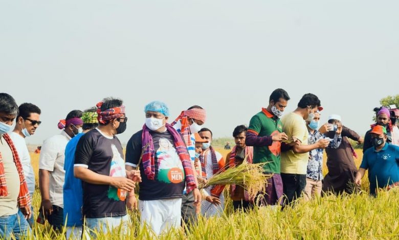 মুন্সিগঞ্জের আড়িয়াল বিলে কৃষক আবুল বেপারীর ৬ বিঘা জমির ধান কেটে কার্যক্রমের শুভ সূচনা করেছে স্বেচ্ছাসেবক লীগ