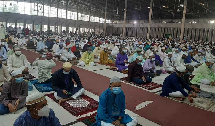 স্বাস্থ্যবিধি মেনে বায়তুল মোকাররমে ঈদের প্রথম জামাত অনুষ্ঠিত