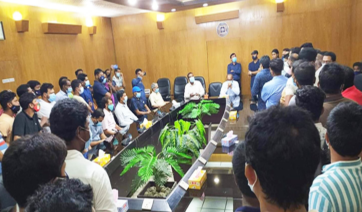 নিয়োগপ্রাপ্তদের কাছে অবরুদ্ধ রাবি উপাচার্য