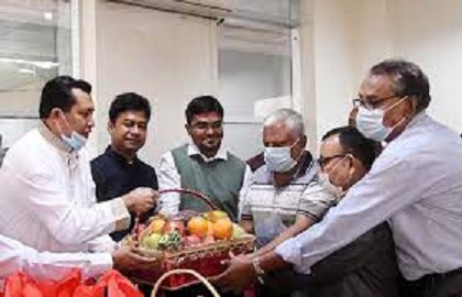 মুক্তিযোদ্ধাদের মিষ্টি-ফল উপহার দিলেন প্রধানমন্ত্রী