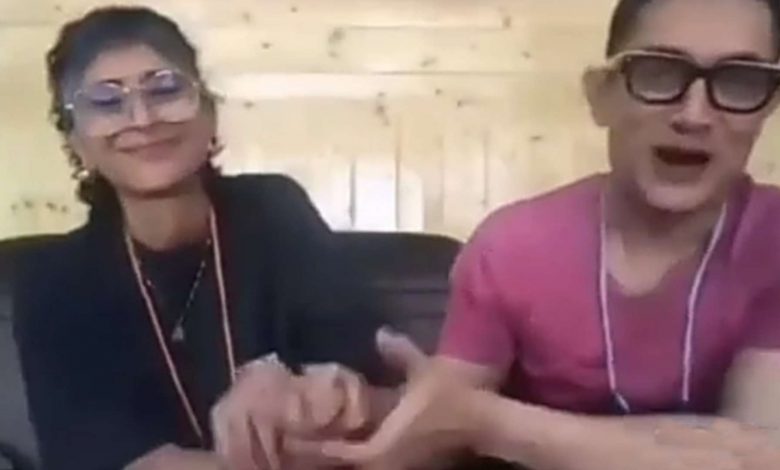 কিরণের হাত ধরে আমির খান