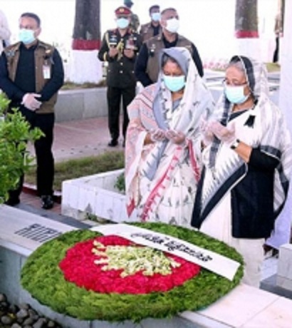 পরিবারের সদস্যদের সমাধিতে প্রধানমন্ত্রীর শ্রদ্ধা