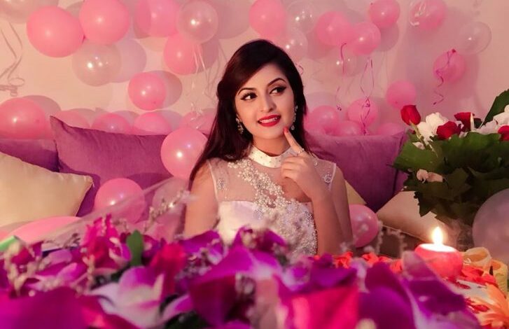 গত বছর তার জন্মদিনে ড্রেস কোড ছিল সবুজ রঙের। এর আগের বছর ছিল ছেলেদের জন্য ছিল সাদা আর মেয়েদের বেগুনী রঙের।