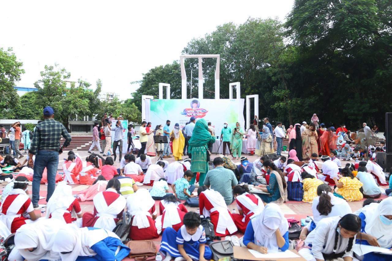 আওয়ামী লীগের যুগ্ম সাধারণ সম্পাদক মাহবুবউল আলম হানিফ এমপি বলেছেন, বাংলাদেশে সাম্প্রদায়িক অপশক্তির আস্ফালন দেখার জন্য আমরা যুদ্ধ করিনি। এই বাংলাদেশ দেখার জন্য ৩০ লাখ শহীদ আত্মাহুতি দেয়নি। আমরা যুদ্ধ করেছি অসাম্প্রদায়িক বাংলাদেশ গড়ার জন্য। যে সমস্ত মৌলবাদী, ধর্মান্ধ এখনো ধর্মের দোহাই দিয়ে একাত্তরের মতো সমাজে সাম্প্রদায়িক বিষবাষ্প ছড়াচ্ছে, যারা এখনো ঘর-বাড়ি জ্বালাচ্ছে তাদেরকে আমরা একাত্তরের মতো প্রতিহত করে অসাম্প্রদায়িক চেতনার বাংলাদেশ গড়বো।  সোমবার ( ১৮ অক্টোবর) বিকালে  কেন্দ্রীয় শহীদ মিনার প্রাঙ্গণে জাতির পিতা বঙ্গবন্ধু শেখ মুজিবুর রহমানের কনিষ্ঠ পুত্র শেখ রাসেলের ৫৮তম জন্মদিন উপলক্ষে গৌরব’৭১ আয়োজিত চিত্রাঙ্কন প্রতিযোগিতায় প্রধান অতিথির বক্তব্যে তিনি এসব কথা বলেন।  হানিফ বলেন, একাত্তরের পরাজিত শক্তি পাকিস্তান এবং তার মিত্ররা জাতির পিতাকে হত্যা করেছিলো। একাত্তরের পরাজয়ের প্রতিশোধ থেকে শেখ রাসেলও রেহাই পায়নি। ছোট্ট রাসেল মাত্র নয় বছর বয়সে প্রাণ হারিয়েছেন। আজ জীবিত থাকলে ৫৮ বছর বয়স হতো। সর্বকালের সর্বশ্রেষ্ঠ বাঙালি জাতির পিতার কনিষ্ঠ পুত্র শেখ রাসেল ১৯৭১ সালের ১৫ আগস্ট শহীদ হয়েছেন। জাতির জন্য দিনটি অত্যন্ত কলঙ্কময়।  তিনি বলেন, পঁচাত্তরে জাতির পিতাকে হত্যার মধ্য দিয়ে বাংলাদেশে সাম্প্রদায়িকতার বীজ বপন করা হয়েছে। যে অসাম্প্রদায়িক চেতনা নিয়ে এই স্বাধীন রাষ্ট্র প্রতিষ্টার জন্য জাতির পিতা বঙ্গবন্ধু জাতিকে স্বপ্ন দেখিয়েছিলেন, সেই স্বপ্নকে ধূলিসাৎ করা হয়েছে। একাত্তরে যারা ধর্মের দোহাই দিয়ে হত্যা নির্যাতন করেছে তাদেরকে রাষ্ট্রীয়ভাবে পুনর্বাসন করা হয়েছে। আজ সেই বীজ থেকে গাছ, আর সেই গাছ লালন পালন করায় বাংলার শিকড়ে চলে গেছে। আমাদের দূর্ভাগ্য, স্বাধীনতার ৫০ বছরে দাঁড়িয়ে আমরা যখন এই অনুষ্ঠান করছি সেই সময়ে পুরো জাতি শোকাহত এবং মর্মাহত।  আওয়ামী লীগ যুগ্ম সাধারণ সম্পাদক বলেন, যে মানসিকতা, নীতি ও চেতনা নিয়ে আমরা যুদ্ধ করে দেশ স্বাধীন করেছিলাম সেই চেতনার উপর আজ আঘাত করা হয়েছে। অন্য ধর্মের মানুষের ধর্ম পালনে বাধা দেয়া হয়েছে। সনাতন ধর্মের মানুষের উপর আঘাত করা হয়েছে। বাড়িঘর জ্বালিয়ে দেয়া হয়েছে। এরা কারা? আজকে জাতির সামনে তা পরিস্কার হয়েছে।  তিনি বলেন, ধর্মের নাম করে যারা এসব কাজ করছে সেই যুদ্ধাপরাধী, মৌলবাদী গোষ্ঠী এখনও তৎপর। এই বাংলাদেশকে তাবেদার রাষ্ট্র, পাকিস্তানের ভাবধারায় তালেবানি রাষ্ট্র বানানোর জন্য গভীর চক্রান্তে লিপ্ত হয়েছে। তারা আমাদের সংস্কৃতি ধ্বংস করতে চায়, সার্বভৌমত্ব নষ্ট করতে চায়। তারা দেশের সার্বভৌমত্বকে হুমকির মুখে ফেলে দিয়েছে। এসময় শিশুদের নিয়ে চিত্রাঙ্কন প্রতিযোগিতার আয়োজন করায় গৌরব’৭১ কে  ধন্যবাদ জানান হানিফ।  জাতির পিতা বঙ্গবন্ধু শেখ মুজিবুর রহমানের কনিষ্ঠ পুত্র শেখ রাসেলের ৫৮ তম জন্মদিন উপলক্ষে শিশু-কিশোর চিত্রাঙ্কন প্রতিযোগিতা আয়োজন করেছে মুক্তিযুদ্ধের স্বপক্ষের সামাজিক ও সাংস্কৃতিক সংগঠন গৌরব ৭১।  সোমবার ( ১৮ অক্টোবর) বিকাল ৩ টায় কেন্দ্রীয় শহীদ মিনারে এই প্রতিযোগিতা শুরু হয়ে চলে ৪টা পর্যন্ত। চিত্রাঙ্কন প্রতিযোগিতার বিষয় ছিল ‌'ভোরের পাখি শেখ রাসেল'। তিন বিভাগে এ প্রতিযোগিতা অনুষ্ঠিত হয়। ক বিভাগে ছিল ১ম-৩য় শ্রেণি, খ বিভাগে ছিল ৪র্থ থেকে ৭ম, গ বিভাগে ছিল ৮ম-১০ম শ্রেণি।  চিত্রাঙ্কন প্রতিযোগিতায় বিচারক হিসেবে উপস্থিত ছিলেন ঢাকা বিশ্ববিদ্যালয়ের সহকারী প্রক্টর ও বিশ্ববিদ্যালয়ের চারুকলা অনুষদের গ্রাফিক ডিজাইন বিভাগের সহাকারী অধ্যাপক সীমা ইসলাম, চিত্রশিল্পী পাপলু আহমেদ প্রমুখ দেশবরেণ্য চিত্রশিল্পী।  অনুষ্ঠানের আয়োজক ও গৌরব ৭১’র সাধারণ সম্পাদক এফ এম শাহীন বলেন, মুক্তিযুদ্ধের স্বপক্ষের সামাজিক ও সাংস্কৃতিক সংগঠন গৌরব’৭১ সব সময় বঙ্গবন্ধু ও মুক্তিযুদ্ধের স্বপক্ষের বিভিন্ন বিষয় নিয়ে কাজ করে থাকে। তারই ধারাবাহিকতায় জাতির পিতা বঙ্গবন্ধু শেখ মুজিবুর রহমানের কনিষ্ঠ পুত্র শেখ রাসেলের ৫৮তম জন্মদিন উপলক্ষে শিশু-কিশোর চিত্রাঙ্কন প্রতিযোগিতার আয়োজন করেছে।  তিনি বলেন, আজকের আয়োজনে শেখ রাসেলকে ভালোবাসে শিশুদের স্বতঃস্ফূর্ত অংশগ্রহণ আমাদের মুগ্ধ করেছ। আমরা আশা করছি, এই শিশুরাই একদিন বঙ্গবন্ধুর সোনার বাংলা গড়তে কাজ করবে।  সাম্প্রতিকালের মন্দিরে হামলা ও মানুষ হত্যার ঘটনায় প্রতিবাদ জানিয়ে তিনি বলেন, বঙ্গবন্ধুর অসাম্প্রদায়িক বাংলাদেশে সাম্প্রদায়িক দাঙ্গা কোন ভাবে মেনে নেয়া হবে না। রাজপথে এর জবাব দেয়া হবে। আমরা গৌরব’৭১ আগামী বুধবার (২০ অক্টোবর ) এসব ঘটনায় প্রতিবাদ জানিয়ে প্রতিরোধ ও লাঠি মিছিল করবো। কেন্দ্রীয় শহীদ মিনার থেকে এ কার্যক্রম শুরু করা হবে।  গৌরব’৭১ এর সভাপতি এসএম মনিরুল ইসলাম মনির সভাপতিত্বে এবং সংগঠনটির সাধারণ সম্পাদক এফ এম শাহীনের সঞ্চালনায় অনুষ্ঠানে আরও উপস্থিত ছিলেন নাটোর জেলা আওয়ামী লীগের সভাপতি আব্দুল কুদ্দুস এমপি, বাংলাদেশ আওয়ামী লীগের প্রচার ও প্রকাশনা বিষয়ক উপ সম্পাদক আমিনুল ইসলাম আমিন, জাতীয় বিশ্ববিদ্যালয়ের উপাচার্য ড.মশিউর রহমান, বঙ্গবন্ধু শেখ মুজিবুর রহমান বিশ্ববিদ্যালয়, কিশোরগঞ্জের উপাচার্য অধ্যাপক ড. জেড এম পারভেজ সাজ্জাদ, বাংলাদেশ আওয়ামী লীগের কার্যনির্বাহী সদস্য এডভোকেট সানজিদা খানম,আওয়ামী যুব মহিলা লীগের সহ সভাপতি অ্যাডভোকেট কুহেলী কুদ্দুস মুক্তি, তরুণ আওয়ামী লীগ নেতা মাহমুদ সালাউদ্দিন চৌধুরী, বিবার্তা সম্পাদক বাণী ইয়াসমিন হাসি, জাতীয় বিশ্ববিদ্যালয়ের ডীন নাসিরুদ্দিন মিতুল, মুক্তিযুদ্ধের স্বপক্ষের সামাজিক ও সাংস্কৃতিক বিভিন্ন সংগঠনের নেতৃবৃন্দ।   এই আয়োজনে সহযোগী হিসেবে ছিল শেখ রাসেল ফাউন্ডেশন ইউএসএ। প্রসঙ্গত, গৌরব’৭১ আয়োজিত এই শিশু-কিশোর চিত্রাঙ্কন প্রতিযোগিতার শেষে সাংস্কৃতিক পর্ব ও পুরস্কার বিতরণ অনুষ্ঠান করার কথা থাকলেও বৃষ্টি ও বৈরি আবহাওয়ার কারণে তা সম্ভব হয়নি। প্রতিযোগিতায় অংশগ্রহণকারী বিজয়ীদের খুব শীঘ্রই পুরস্কার নির্দিষ্ট নাম্বার ও ঠিকানায় যোগাযোগ করে পাঠিয়ে দেয়া হবে আয়োজকরা জানিয়েছেন।