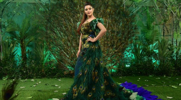 গত বছর তার জন্মদিনে ড্রেস কোড ছিল সবুজ রঙের। এর আগের বছর ছিল ছেলেদের জন্য ছিল সাদা আর মেয়েদের বেগুনী রঙের।