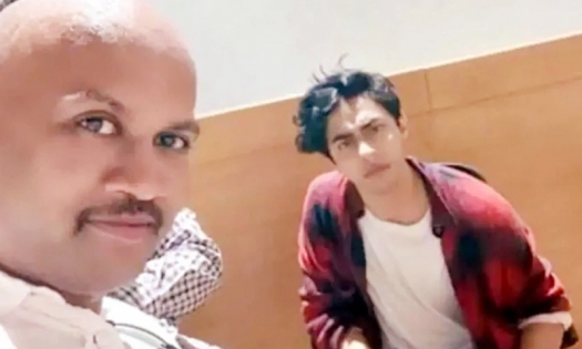 আরিয়ানের মাদক মামলার সাক্ষী গোসাভি আটক