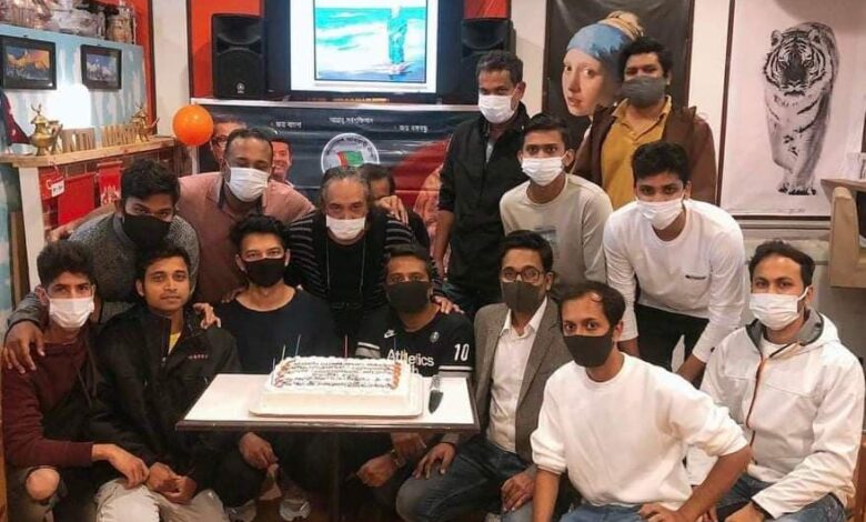 অনলাইন ডেস্ক ছাত্রলীগ জাপান ওসাকা শাখার উদ্যোগে প্রধানমন্ত্রী শেখ হাসিনা ও শেখ রাসেলের জন্মদিন উদযাপন করা হয়েছে। গতকাল রোববার দেশটির কোবে সিটিতে এ অনুষ্ঠানে প্রধান অতিথি হিসেবে উপস্থিত ছিলেন আওয়ামী লীগের কানসাই শাখার সভাপতি আবু সাদাত সায়েম। এসময় তিনি ধর্ম নিয়ে সাম্প্রদায়িকতার বিভিন্ন খারাপ দিক তুলে ধরেন। তিনি বলেন, বাংলাদেশের কিছু কুচক্রি মহলের ষড়যন্ত্রের হাত থেকে দেশকে রক্ষা করার জন্য সংগঠনের সবাইকে সোচ্চার হতে হবে। সেইসঙ্গ বাংলাদেশ সরকারের বিভিন্ন উন্নয়নের চিত্র তুলে ধরে প্রশংসা করেন তিনি। সবশেষে তিনি কানসাই আওয়ামী লীগ, ওসাকা ছাত্রলীগ, কানসাই যুবলীগ, কানসাই স্বেচ্ছাসেবকলীগসহ সব অঙ্গ সংগঠনকে ঐক্যবদ্ধ হয়ে কানসাই আওয়ামী লীগ পরিবারকে বহির্বিশ্বের মধ্যে একটি শক্তিশালী ইউনিট হিসেবে গড়ে তোলার আহ্বান জানান। অনুষ্ঠানে উপদেষ্টামণ্ডলীর সদস্যদের মধ্যে আমিনুর রহমান, মাসুদুল হাসান ও বজলুর রহমান হীরা শেখ রাসেলের জীবন কাহিনী, বঙ্গবন্ধুর ইতিহাস এবং প্রধানমন্ত্রীর উন্নয়ন কর্মকাণ্ড তুলে ধরেন। অনুষ্ঠানে অন্যান্যের মধ্যে বক্তৃতা করেন সহ-সভাপতি ড. মোহাম্মদ লুৎফর রহমান, সাংগঠনিক সম্পাদক শামীমুল আজাদ রাজু, সাইফুল ইসলাম ও আর এ সরকার রবিন। তারা কানসাই আওয়ামী লীগকে আরও গতিশীল করে জননেত্রী শেখ হাসিনার হাতকে শক্তিশালী করার দৃঢ় প্রত্যয় ব্যক্ত করেন এবং ওসাকা ছাত্রলীগকে তাদের সংগঠন পরিচালনা করার জন্য বিভিন্ন গুরুত্বপূর্ণ দিকনির্দেশনা দেন। এসময় আরও উপস্থিত ছিলেন জাপান ছাত্রলীগের সাংগঠনিক সম্পাদক ফকরুল ইসলাম দিদার, কানসাই যুবলীগের যুগ্ম সাধারণ সম্পাদক সাইফুল আলম, সাংগঠনিক সম্পাদক আরিফুর রহমান আকাশ, ওসাকা ছাত্রলীগের সদস্য অজিত সরকার, অরুপ জামান, হাবিব, সাব্বির প্রমুখ।