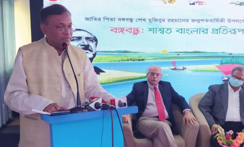 তথ্যমন্ত্রী এবং আওয়ামী লীগের যুগ্ম সাধারণ সম্পাদক ড. হাছান মাহমুদ বলেছেন, স্বাধীনতার পঞ্চাশ বছর পর গর্বিত জাতিকে স্বপ্নের ঠিকানায় নিয়ে যেতে নদীমাতৃক বাংলাদেশের শিরা-উপশিরার মতো নদ-নদীগুলোকে রক্ষা করা অতীব গুরুত্বপূর্ণ। নদীবাহিত পলি সমাবেশে নতুন জমি জেগে ওঠার উদাহরণ যেমন রয়েছে, তেমনি আছে ভবিষ্যত অমিত সম্ভাবনা। রোববার দুপুরে বঙ্গবন্ধু শেখ মুজিবুর রহমানের জন্মশতবার্ষিকী উপলক্ষে নারায়ণগঞ্জ ড্রেজার বেইজ থেকে ছেড়ে যাওয়া পরিদর্শী জাহাজে নৌপরিবহন মন্ত্রণালয় আয়োজিত 'বঙ্গবন্ধু : শাশ্বত বাংলার প্রতিরূপ' শীর্ষক সেমিনারে প্রধান অতিথির বক্তৃতায় মন্ত্রী একথা বলেন। নৌপরিবহন প্রতিমন্ত্রী খালিদ মাহমুদ চৌধুরী বিশেষ অতিথির বক্তব্য দেন। তথ্য ও সম্প্রচারমন্ত্রী বলেন, 'জাতির পিতা বঙ্গবন্ধুর জীবনে নদীর অনেক প্রভাব। বঙ্গবন্ধুকন্যা জননেত্রী শেখ হাসিনার এবং আমাদের সবার জীবনেই নদীর অনেক প্রভাব। মানুষের শিরা-উপশিরা দুষিত হলে শুকিয়ে গেলে মানুষ যেমন রুগ্ন হয়, তেমনি নদী দুষিত হলে, দখল হলে, শুকিয়ে গেলে বাংলাদেশটাও শুকিয়ে যায়, দুষিত হয়ে যায়। তাই নদী রক্ষা করা অত্যন্ত গুরুত্বপূর্ণ।' জলবায়ু পরিবর্তনের বিরূপ প্রভাবে সমস্ত কিছু আক্রান্ত, এরপরও বাংলাদেশের বিরাট সম্ভাবনা রয়েছে উল্লেখ করে পরিবেশবিদ ড. হাছান মাহমুদ বলেন, দেশে প্রবাহিত ৫৮টি যৌথ নদী বছরে প্রায় দুই বিলিয়ন মেট্রিক টন পলি বহন করে এবং সমুদ্রের তলদেশে সেটি জমা হয়। এতে করে নতুন জমি সমুদ্র থেকে উদ্ধারের সম্ভাবনা দেখা দিয়েছে। ইতিমধ্যেই অনেক জমি উদ্ধার হয়েছে। আজকের ভাসানচর সাত বছর আগে ছিলো না। নোয়াখালীর সুবর্ণচর উপজেলা দেশ স্বাধীন হওয়ার আগে ছিলো না। পরিপূর্ণভাবে একটি নতুন উপজেলা গঠিত হয়েছে। অর্থাৎ সমুদ্র থেকে জমি উত্তোলনের বিরাট একটা সম্ভাবনা রয়েছে। মন্ত্রী বলেন, ২১০০ সালের বদ্বীপ পরিকল্পনায় বিষয়টিতে আলোকপাত করা হয়েছে। এটি নিয়ে আরো কাজ করা প্রয়োজন। কয়েক দশকের পরিকল্পনা নিয়ে এগুলে সমুদ্র থেকে বিরাট একটি অংশ আমাদের দেশের সাথে যুক্ত করতে আমরা সক্ষম হবো। তথ্যমন্ত্রী এসময় নৌ-পরিবহন প্রতিমন্ত্রী খালিদ মাহমুদ চৌধুরীকে ধন্যবাদ জানিয়ে বলেন, বঙ্গবন্ধু যেভাবে নদীকে ব্যবহার করে বাংলাদেশের অর্থনীতিকে চাঙ্গা করার কথা ভাবতেন, সেই পথ ধরেই নৌপরিবহন মন্ত্রণালয় কার্যক্রম হাতে নিয়েছে। প্রায় দুই হাজার কিলোমিটার নদীপথ ইতিমধ্যেই উদ্ধার হয়েছে এবং আরো নদীপথ উদ্ধারের জন্য ড্রেজার ও জাহাজ কেনা হয়েছে। দলমতের উর্ধ্বে উঠে প্রতিমন্ত্রী নানাবিধ পদক্ষেপ গ্রহণ করেছেন। নৌপথ উদ্ধারের বিষয়ে হাছান মাহমুদ বলেন, আমাদের বড় নদীগুলোর 'ক্যাচমেন্ট এরিয়া'র ৯৩ শতাংশ বাংলাদেশের বাইরে ভারত, ভুটান, নেপালে আর ৭ শতাংশ বাংলাদেশের ভূমিতে। সুতরাং নৌপথ উদ্ধারের পরিকল্পনা আন্ত:দেশীয় পরিকল্পনার অংশ হতে হবে। দেশের উন্নয়ন পরিকল্পনাগুলো বাংলাদেশের নিরিখে হওয়া আবশ্যক বলেন সম্প্রচারমন্ত্রী। তিনি বলেন, 'অনেক সময় প্রকল্প নেয়া হয় কিন্তু পরিবেশরক্ষা বা প্রয়োজনের কথা চিন্তা করা হয় না। আমাদের ছোট দেশে দুই কোটি একর জমি আছে। প্রতি বছর এক শতাংশ হারে কৃষি জমি কমে। অর্থাৎ প্রতিবছর দুই লাখ একর জমি হারিয়ে ফেলছি। রাস্তা প্রশস্ত করা, অপরিকল্পিত ঘরবাড়ি নির্মাণ, শহরায়ন এর কারণ। এটি হতে থাকলে দ্বীপাঞ্চল, উপকূলীয় অঞ্চল ছাড়া চাষবাসের আর কোনো জমি থাকবে না।' তথ্যমন্ত্রী এসময় নৌ-পরিবহন প্রতিমন্ত্রী খালিদ মাহমুদ চৌধুরীকে ধন্যবাদ জানিয়ে বলেন, বঙ্গবন্ধু যেভাবে নদীকে ব্যবহার করে বাংলাদেশের অর্থনীতিকে চাঙ্গা করার কথা ভাবতেন, সেই পথ ধরেই নৌপরিবহন মন্ত্রণালয় কার্যক্রম হাতে নিয়েছে। প্রায় দুই হাজার কিলোমিটার নদীপথ ইতিমধ্যেই উদ্ধার হয়েছে এবং আরো নদীপথ উদ্ধারের জন্য ড্রেজার ও জাহাজ কেনা হয়েছে। দলমতের উর্ধ্বে উঠে প্রতিমন্ত্রী নানাবিধ পদক্ষেপ গ্রহণ করেছেন। নৌপথ উদ্ধারের বিষয়ে ড. হাছান বলেন, আমাদের বড় নদীগুলোর 'ক্যাচমেন্ট এরিয়া'র ৯৩ শতাংশ বাংলাদেশের বাইরে ভারত, ভুটান, নেপালে আর ৭ শতাংশ বাংলাদেশের ভূমিতে। সুতরাং নৌপথ উদ্ধারের পরিকল্পনা আন্ত:দেশীয় পরিকল্পনার অংশ হতে হবে। নৌ- পরিবহন মন্ত্রণালয়ের সচিব মোহাম্মদ মেজবাহ উদ্দিন চৌধুরীর সভাপতিত্বে সেমিনারে আরো বক্তব্য রাখেন নৌ পরিবহন মন্ত্রণালয় সম্পর্কিত সংসদীয় স্থায়ী কমিটির সভাপতি মেজর (অবঃ) রফিকুল ইসলাম বীর উত্তম, দৈনিক অবজারভারের সম্পাদক ইকবাল সোবহান চৌধুরী, মংলা বন্দর কতৃপক্ষের চেয়ারম্যান রিয়ার এডমিরাল মুসা, বিশিষ্ট পরিবেশবিদ এডভোকেট মনজুর মোর্শেদ, বিআইডব্লিউটিসি'র চেয়ারম্যান আহমেদ শামীম আল রাজী, বাংলাদেশ মেরিন একাডেমির কমান্ড্যান্ট ড. সাজিদ হোসেন, নৌ পরিবহন মন্ত্রনালয়ের অতিরিক্ত সচিব সঞ্জয় কুমার ভৌমিক প্রমুখ। সেমিনারে মূল প্রবন্ধ উপস্থাপন করেন বাংলাদেশ ইউনিভার্সিটি অভ প্রফেশনালস এর বঙ্গবন্ধু চেয়ার অধ্যাপক ড. সৈয়দ আনোয়ার হোসেন। রিয়াজউদ্দিন আহমেদের মৃত্যুতে তথ্যমন্ত্রীর শোক বাংলাদেশ প্রেস কাউন্সিলের সাবেক সদস্য ও বিশিষ্ট সাংবাদিক রিয়াজউদ্দিন আহমেদের মৃত্যুতে গভীর শোক ও দুঃখ প্রকাশ করেছেন তথ্য ও সম্প্রচারমন্ত্রী ড. হাছান মাহমুদ। রিয়াজউদ্দিন আহমেদের মৃত্যু সংবাদে ড. হাছান মাহমুদ প্রয়াতের বিদেহী আত্মার শান্তি কামনা করেন ও তার শোকাহত পরিবারের প্রতি গভীর সমবেদনা জানান। তথ্যমন্ত্রী তার শোকবার্তায় দ্য ফিনান্সিয়াল এক্সপ্রেস এবং দ্য নিউজ টুডে পত্রিকার প্রতিষ্ঠাতা ও সম্পাদক, জাতীয় প্রেসক্লাবের সভাপতি এবং বাংলাদেশ ফেডারেল সাংবাদিক ইউনিয়নের সভাপতি হিসেবে দায়িত্বপালনকারী একুশে পদকপ্রাপ্ত সাংবাদিক রিয়াজউদ্দিন আহমেদের কর্মময় জীবনের কথা স্মরণ করেন।