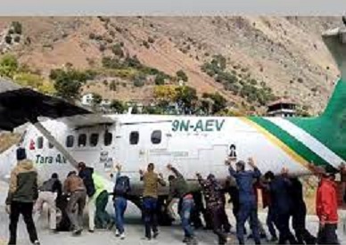 বিমান ঠেলছেন যাত্রীরা !