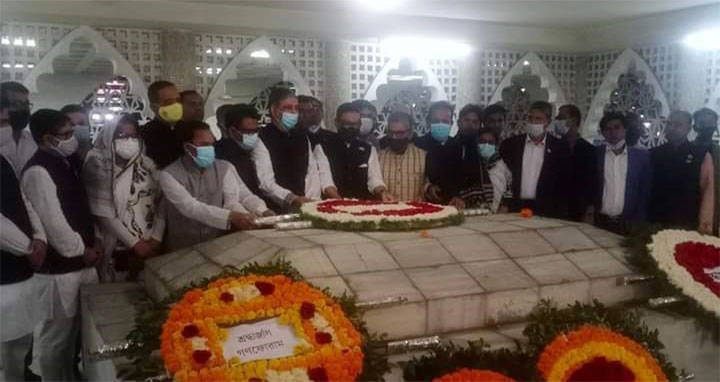 রবিবার (৫ ডিসেম্বর) হোসেন শহীদ সোহরাওয়ার্দীর মৃত্যুবার্ষিকী উপলক্ষে তার সমাধিতে শ্রদ্ধা