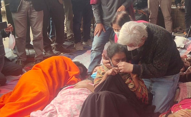 ১৩ম দিনে ড. জাফর ইকবালের হাতেই অনশন ভাঙলেন শিক্ষার্থীরা