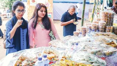 আন্তর্জাতিক বাণিজ্য মেলাঃ জানুয়ারি মাস এলেই মাসব্যাপী শুরু হয়ে যায় বাণিজ্য মেলা। করোনা ভাইরাসের কারণে গতবছর না হলেও, এবছর মেলা একই সময়ে জানুয়ারির ১ তারিখ থেকেই শুরু হয়েছে। তবে এবার পরিবর্তন হয়েছে স্থান। এবারের মেলা হচ্ছে পূর্বাচলে। দেশি-বিদেশি নানা স্টল ঘুরে নিজের পছন্দের পণ্য কিনতে বা ভিন্ন জায়গায় শীতের আমেজে প্রিয়জনকে নিয়ে ঘুরে আসতেই পারেন এ মেলায়। দেশি-বিদেশি বিভিন্ন প্রতিষ্ঠানকে বিভিন্ন ক্যাটাগরির মোট ২৩টি প্যাভিলিয়ন, ২৭টি মিনি প্যাভিলিয়ন, ১৬২টি স্টল ও ১৫টি ফুড স্টল বরাদ্দ দেয়া হয়েছে। এবার মেলায় প্রদর্শিত পণ্যের মধ্যে রয়েছে দেশীয় বস্ত্র, মেশিনারিজ, কারপেট, কসমেটিকস অ্যান্ড বিউটি এইডস, ইলেকট্রিক্যাল অ্যান্ড ইলেক্ট্রনিকস, ফার্নিচার, পাট ও পাটজাত পণ্য, গৃহ-সামগ্রী, চামড়া ও জুতাসহ চামড়াজাত পণ্য, স্পোর্টস গুডস, স্যানিটারিওয়্যার, খেলনা, স্টেশনারি, ক্রোকারিজ, প্লাস্টিক, মেলামাইন পলিমার, হারবাল ও টয়লেট্রিজ, ইমিটেশন জুয়েলারি, প্রক্রিয়াজাত খাদ্য, হস্তশিল্পজাত পণ্য, হোম ডেকর ইত্যাদি। প্রতিদিন মেলা সকাল ১০টা থেকে শুরু হয়ে চলবে রাত ৯টা পর্যন্ত (সাপ্তাহিক ছুটির দিনে রাত ১০টা পর্যন্ত)। মেলার প্রবেশ মূল্য প্রাপ্তবয়স্কদের ৪০ টাকা, শিশুদের ২০ টাকা। মেলায় দর্শনার্থীদের যাতায়াতের সুবিধার জন্য কুড়িল ফ্লাইওভার থেকে প্রতিদিন ৩০টি বিআরটিসি বাস ও অন্যান্য যাত্রীবাহী বাস চলাচল করবে। ভাড়া জনপ্রতি ৪০ টাকা। নামতে হবে কাঞ্চন ব্রীজ। সেখান থেকে ১০ টাকা রিকশা ভাড়া দিয়ে মেলা প্রাঙ্গণে যেতে হবে।