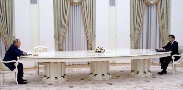 ইউক্রেন ইস্যুতে রাশিয়ার প্রেসিডেন্ট ভ্লাদিমির পুতিনের সঙ্গে দীর্ঘ ৫ ঘণ্টা বৈঠক করেছেন ফ্রান্সের প্রেসিডেন্ট ইমানুয়েল ম্যাক্রোঁ।