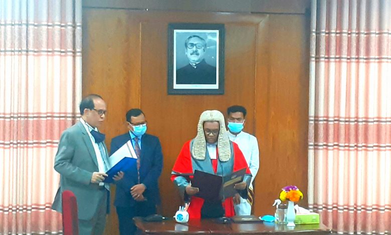 শপথ নিলেন সিইসি ও চার কমিশনার