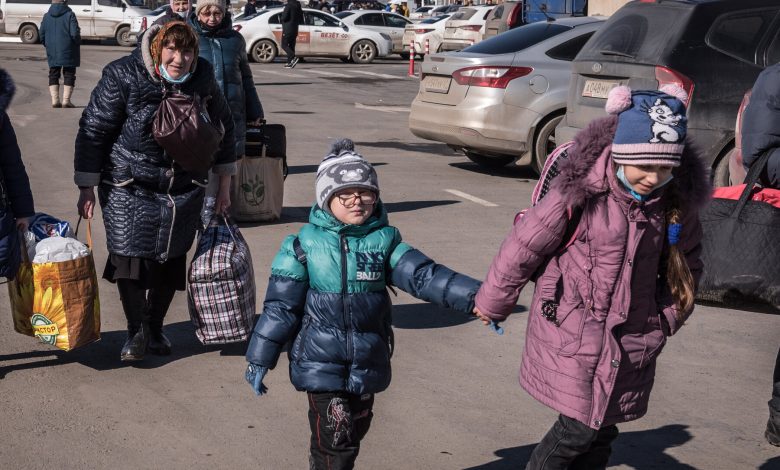যুদ্ধের শঙ্কায় পালাচ্ছে ইউক্রেনবাসী !