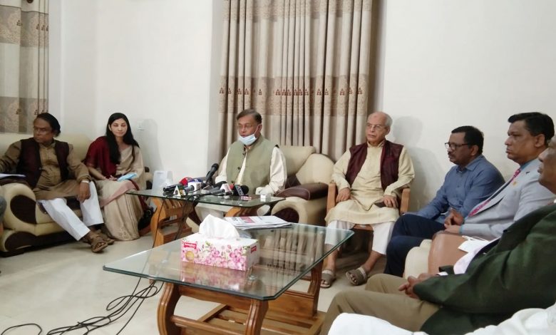 বিএনপি নেতা রুহুল কবির রিজভীর মন্তব্য 'খালেদা জিয়া এখনো অসুস্থ, চিকিৎসার জন্য বিদেশেই নিতে হবে' -এ নিয়ে প্রশ্ন করলে তিনি এ কথা বলেন।