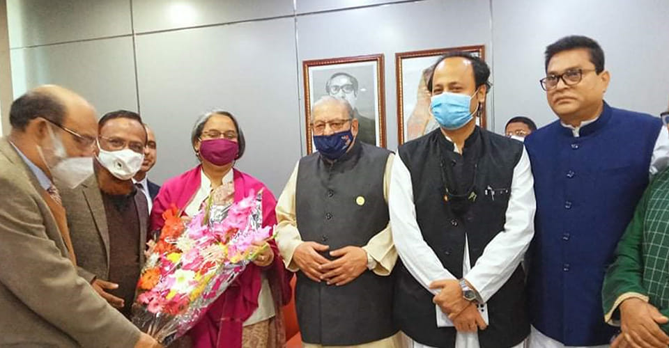 শাহজালাল বিজ্ঞান ও প্রযুক্তি বিশ্ববিদ্যালয়ের চলমান সংকট নিরসনের জন্য শিক্ষামন্ত্রী ড. দীপু মনি সিলেটে পৌঁছেছেন। শুক্রবার (১১ ফেব্রুয়ারি) সকাল ৮টা ৫০ মিনিটে তিনি বিমানযোগে ওসমানী আন্তর্জাতিক বিমানবন্দরে আসেন। এ সময় সিলেট জেলা ও মহানগর আওয়ামী লীগের নেতাকর্মীসহ সংশ্লিষ্টরা তাকে ফুলেল শুভেচ্ছা জানান। এ সময় শিক্ষা উপমন্ত্রী মহিবুল হাসান চৌধুরী নওফেল ও প্রবাসী কল্যাণ মন্ত্রী ইমরান আহমেদ তার সঙ্গে ছিলেন।