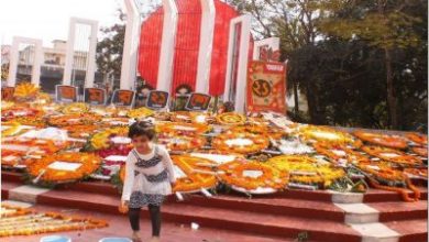 মহান শহীদ দিবস আজ। বিশ্বে মাতৃভাষার জন্য নির্ভয়ে বুকের রক্ত ঢেলে দেওয়ার প্রথম ইতিহাস সৃষ্টির দিন। বাঙালির ভাষা আন্দোলনের গৌরবময় শোকের দিন। এ দেশের মানুষ প্রথম ঐক্যবদ্ধ হয়েছিল ১৯৫২ সালে। এ ঐক্যের ভিত্তিমূল ছিল মাতৃভাষার অধিকার রক্ষা। বাঙালির বুকের রক্ত সৃষ্টি করেছে অমর একুশে। ’৫২ সালের একুশে ফেব্রুয়ারি তৎকালীন পূর্ব পাকিস্তানে বাংলা ভাষাকে পাকিস্তানের অন্যতম রাষ্ট্রভাষা হিসেবে স্বীকৃতির দাবিতে আত্মোৎসর্গের নজির সৃষ্টি করে বাংলাদেশের মানুষ। মাতৃভাষার মর্যাদা সমুন্নত রাখতে ঢাকার রাজপথে পুলিশের গুলিতে নিহত হন সালাম, জব্বার, রফিক, বরকত, শফিউরসহ বীর সন্তানেরা। এ অমর বীরগাথা আজ কেবল এ ভূখণ্ডের সীমানায় আবদ্ধ নেই, বাঙালির আত্মত্যাগ স্মরণে একুশে ফেব্রুয়ারি এখন আন্তর্জাতিক মাতৃভাষার মর্যাদায় অভিষিক্ত। এ গৌরব বাঙালির, বাংলাদেশের। একুশে ফেব্রুয়ারি আমাদের অহংকার। বাংলাদেশের স্বাধীনতা-সংগ্রামের বীজ বপন হয়েছিল ভাষা আন্দোলনে। একুশের আত্মত্যাগের মাধ্যমে উন্মেষ ঘটে বাঙালি জাতীয়তাবাদের। সেই জাতীয়তাবাদী চেতনার পথ ধরে ১৯৭১-এর গৌরবময় মুক্তিযুদ্ধ। স্বাধীন বাংলাদেশের অভ্যুদয়। এখনো জাতির প্রতিটি সংকট মুহূর্তের অনুপ্রেরণা একুশের চেতনা। আজও অমর একুশে অন্যায়-অসত্যের বিরুদ্ধে প্রতিবাদে, ন্যায় ও সত্যের পক্ষে মাথা উঁচু করে দাঁড়ানোর অন্তর্নিহিত শক্তি আর অদম্য সাহস হয়ে আছে। একুশ মানে মাথা নত না করা।