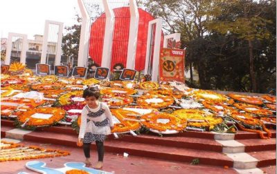 মহান শহীদ দিবস আজ। বিশ্বে মাতৃভাষার জন্য নির্ভয়ে বুকের রক্ত ঢেলে দেওয়ার প্রথম ইতিহাস সৃষ্টির দিন। বাঙালির ভাষা আন্দোলনের গৌরবময় শোকের দিন। এ দেশের মানুষ প্রথম ঐক্যবদ্ধ হয়েছিল ১৯৫২ সালে। এ ঐক্যের ভিত্তিমূল ছিল মাতৃভাষার অধিকার রক্ষা। বাঙালির বুকের রক্ত সৃষ্টি করেছে অমর একুশে। ’৫২ সালের একুশে ফেব্রুয়ারি তৎকালীন পূর্ব পাকিস্তানে বাংলা ভাষাকে পাকিস্তানের অন্যতম রাষ্ট্রভাষা হিসেবে স্বীকৃতির দাবিতে আত্মোৎসর্গের নজির সৃষ্টি করে বাংলাদেশের মানুষ। মাতৃভাষার মর্যাদা সমুন্নত রাখতে ঢাকার রাজপথে পুলিশের গুলিতে নিহত হন সালাম, জব্বার, রফিক, বরকত, শফিউরসহ বীর সন্তানেরা। এ অমর বীরগাথা আজ কেবল এ ভূখণ্ডের সীমানায় আবদ্ধ নেই, বাঙালির আত্মত্যাগ স্মরণে একুশে ফেব্রুয়ারি এখন আন্তর্জাতিক মাতৃভাষার মর্যাদায় অভিষিক্ত। এ গৌরব বাঙালির, বাংলাদেশের। একুশে ফেব্রুয়ারি আমাদের অহংকার। বাংলাদেশের স্বাধীনতা-সংগ্রামের বীজ বপন হয়েছিল ভাষা আন্দোলনে। একুশের আত্মত্যাগের মাধ্যমে উন্মেষ ঘটে বাঙালি জাতীয়তাবাদের। সেই জাতীয়তাবাদী চেতনার পথ ধরে ১৯৭১-এর গৌরবময় মুক্তিযুদ্ধ। স্বাধীন বাংলাদেশের অভ্যুদয়। এখনো জাতির প্রতিটি সংকট মুহূর্তের অনুপ্রেরণা একুশের চেতনা। আজও অমর একুশে অন্যায়-অসত্যের বিরুদ্ধে প্রতিবাদে, ন্যায় ও সত্যের পক্ষে মাথা উঁচু করে দাঁড়ানোর অন্তর্নিহিত শক্তি আর অদম্য সাহস হয়ে আছে। একুশ মানে মাথা নত না করা।