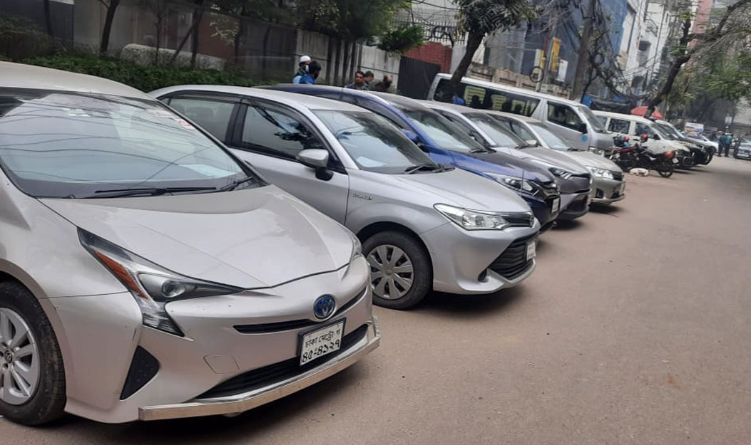 ইভ্যালির ৭ গাড়ির নিলাম শুরু