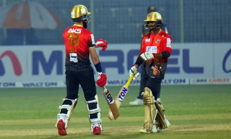 টস জিতে কুমিল্লাকে ব্যাটিংয়ে পাঠাল খুলনা