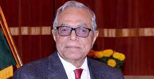 রাষ্ট্রপতি মো. আবদুল হামিদ দেশের উন্নয়নকে টেকসই করতে নারী-পুরুষ নির্বিশেষে সবাইকে সহযাত্রী হিসেবে কাজ করার আহ্বান জানিয়েছেন। ৮ মার্চ ‘আন্তর্জাতিক নারী দিবস’ উপলক্ষে দেওয়া এক বাণীতে তিনি এ আহ্বান জানান। ‘আন্তর্জাতিক নারী দিবস ২০২২’ উপলক্ষে রাষ্ট্রপতি বাংলাদেশসহ বিশ্বের সব নারীকে আন্তরিক শুভেচ্ছা ও অভিনন্দন জানিয়েছেন। তিনি বলেন, নারীর ক্ষমতায়নে গত ৫০ বছরের অর্জন বাংলাদেশকে বিশ্বে রোল মডেল পরিচিতি এনে দিয়েছে। এক্ষেত্রে সরকারের বলিষ্ঠ পদক্ষেপের পাশাপাশি নারীদের সচেতনতা এ অর্জনকে ত্বরান্বিত করেছে। এবারের আন্তর্জাতিক নারী দিবসের প্রতিপাদ্য- ‘টেকসই আগামীর জন্য, জেন্ডার সমতাই আজ অগ্রগণ্য’ বর্তমান প্রেক্ষাপটে অত্যন্ত সময়োপযোগী হয়েছে বলে তিনি উল্লেখ করেন। রাষ্ট্রপতি বলেন, বাংলাদেশের সংবিধানের ১৯(৩) অনুচ্ছেদে জাতীয় জীবনের সবস্তরে নারীদের অংশগ্রহণ ও সুযোগের সমতা রাষ্ট্র কর্তৃক নিশ্চিত করার কথা বলা হয়েছে। নারীদের যথার্থ মর্যাদা প্রতিষ্ঠার পাশাপাশি অর্থনৈতিক, সামাজিক, প্রশাসনিক ও রাজনৈতিক ক্ষমতায়নের লক্ষ্যে সরকার নারী শিক্ষার বিস্তার, নারীর অধিকার প্রতিষ্ঠা, নারীর ক্ষমতায়নসহ নারীর প্রতি সব ধরনের সহিংসতা প্রতিরোধে ব্যাপক কার্যক্রম বাস্তবায়ন করছে। সরকারের বিভিন্ন উদ্যোগের সফল বাস্তবায়নের ফলে নারী উন্নয়ন আজ সুস্পষ্টভাবে দৃশ্যমান। ব্যবসা-বাণিজ্য, রাজনীতি, বিচার বিভাগ, প্রশাসন, কূটনীতি, সশস্ত্রবাহিনী, আইন-শৃঙ্খলা রক্ষাকারীবাহিনী, শান্তিরক্ষা মিশনসহ সর্বক্ষেত্রে নারীর সফল অংশগ্রহণের মাধ্যমে দেশ ক্রমান্বয়ে উন্নয়নের পথে এগিয়ে যাচ্ছে। তিনি বলেন, আন্তর্জাতিক অঙ্গনেও নারীরা দেশের জন্য সাফল্য নিয়ে এসেছেন। এভারেস্টের চূড়ায় বাংলাদেশের পতাকা ওড়ানো, ফুটবল ও ক্রিকেটসহ খেলাধুলায় ধারাবাহিক সাফল্য এবং বিশিষ্ট বিজ্ঞানী ড. ফেরদৌসী কাদরির ২২তম লরিয়েল-ইউনেস্কো ফর ওমেন ইন সায়েন্স অ্যাওয়ার্ড প্রাপ্তি নারীদের আন্তর্জাতিক খ্যাতি অর্জনের উল্লেখযোগ্য নিদর্শন। নারীদের অধিকার প্রতিষ্ঠায় বর্তমান সরকারের প্রতিশ্রুতি ও সফলতার স্বীকৃতিস্বরূপ গ্লোবাল সামিট অব উইমেন প্রধানমন্ত্রী শেখ হাসিনাকে ২০১৮ সালে গ্লোবাল উইমেনস লিডারশিপ অ্যাওয়ার্ড-এ ভূষিত করে। এছাড়া নারী শিক্ষা প্রসারে অবদানের জন্য জাতিসংঘের নারী ও শিশু বিষয়ক সংস্থা ইউনিসেফ পিস ট্রি পুরস্কার প্রদান করে। ওয়ার্ল্ড ইকোনমিক ফোরামের নারী ও পুরুষের লিঙ্গ বৈষম্য দূরীকরণ বিষয়ক ২০২০ সালের প্রতিবেদন অনুযায়ী লিঙ্গ সমতা অর্জনে দক্ষিণ এশিয়ায় বাংলাদেশের অবস্থান শীর্ষে। তিনি বলেন, একটি সুখী, সমৃদ্ধ ও গণতান্ত্রিক বিশ্ব গড়ার কাজে পুরুষের সমান অবদান রাখার প্রত্যয় নিয়ে নারীর এগিয়ে চলা আরো বেগবান হবে মুজিববর্ষে-এটাই হোক সবার অঙ্গীকার। তিনি ‘আন্তর্জাতিক নারী দিবস ২০২২’ এর সব কর্মসূচির সাফল্য কামনা করেন।