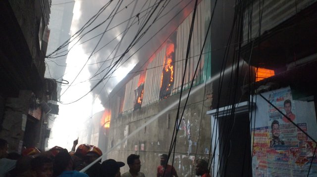 লালবাগের প্লাস্টিক কারখানার আগুন নিয়ন্ত্রণে