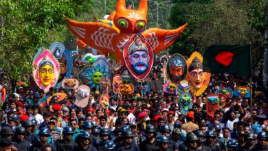 এবার মেট্রোরেলের কারণে এবার চারুকলা অনুষদের পরিবর্তে শোভাযাত্রা বিশ্ববিদ্যালয়ের টিএসসি থেকে শুরু হয়। শোভাযাত্রার নির্ধারিত সময় ৯ টা বাজার আগেই সর্বস্তরের মানুষ অংশগ্রহণের জন্য টিএসসিতে জমায়েত হতে থাকে। বৈশাখের রঙ্গে রঙ্গিন মানুষের পদভারে ভরে ওঠে পুরো এলাকা। সবাই বৈশাখের বিচিত্র সাজে নিজেদেরকে রাঙিয়েছেন। মুখে রং তুলিতে লেখা ‘শুভ নববর্ষ ১৪২৯’, এসো হে বৈশাখ। ছেলেরা লাল-সাদা পাঞ্জাবি, মেয়েরা বৈশাখী শাড়ি পরিধান করেছেন। অনেকে মাথায় গামছা, আর লুঙ্গি পরে নিজেকে পুরো বাঙালিয়ানা সাজে সাজিয়েছেন। ছোট শিশুরাও অভিভাবকদের সাথে বৈশাখ উদযাপনে যোগ দিয়েছে। বাঁশি, একতারা, খেলনার ঢোল হাতে নিয়ে উল্লাস করেছেন। শোভাযাত্রায় চারুকলা অনুষদের শিক্ষক-শিক্ষার্থীদের তৈরি প্রতিকৃতিগুলো ঘোড়া, মাছ, পাখি, টেপা পুতুল ও বিভিন্ন ধরনের মুখোশ হাতে অংশ নেন অনেকে। সংস্কৃতি প্রতিমন্ত্রী কেএম খালিদ, ঢাকা বিশ্ববিদ্যালয়ের উপাচার্য অধ্যাপক ড. আখতারুজ্জামান, উপ-উপাচার্য (প্রশাসন) অধ্যাপক ড. মুহাম্মদ, উপ-উপাচার্য (শিক্ষা) অধ্যাপক ড. এএসএম মাকসুদ কামাল, কোষাধ্যক্ষ অধ্যাপক মমতাজ উদ্দীন আহমেদ প্রক্টর অধ্যাপক ড. একেম গোলাম রব্বানী ও চারুকলা অনুষদের ডিন অধ্যাপক নিসার হোসেনের নেতৃতে বিশ্ববিদ্যালয়ের শিক্ষক-শিক্ষার্থী, কর্মকর্তা-কর্মচারী এতে অংশ নেন।